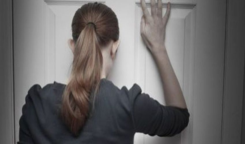 Vrouw staat voor een gesloten voordeur in Venlo